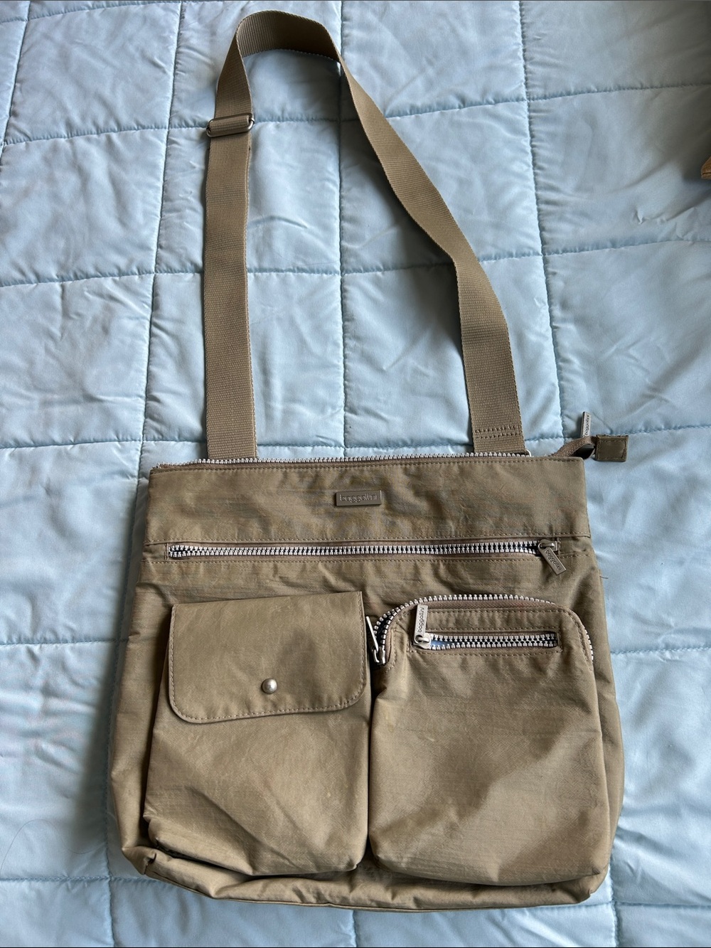 Baggallini Everywhere Messenger Crossbody Bag in a khaki beige!